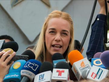 La esposa del dirigente opositor Leopoldo López, Lilian Tintori en una concentración en Caracas