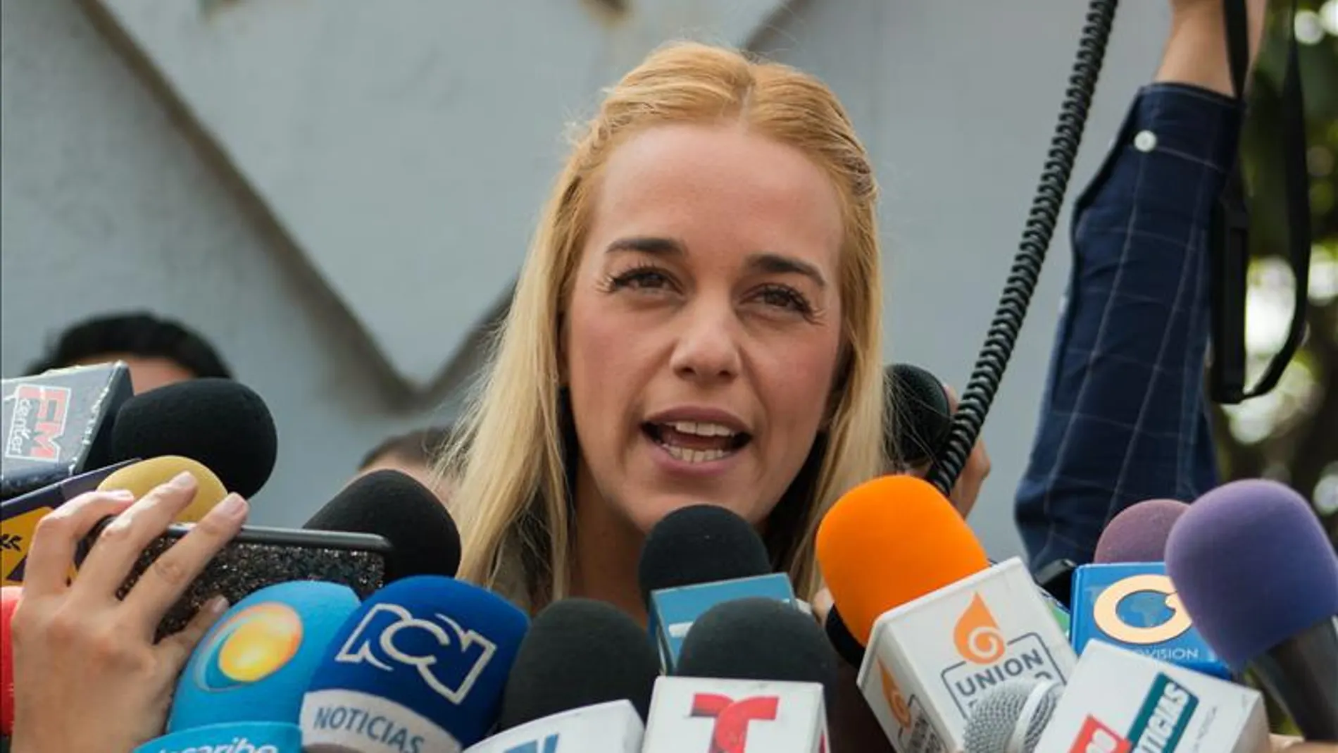 La esposa del dirigente opositor Leopoldo López, Lilian Tintori en una concentración en Caracas La esposa del dirigente opositor Leopoldo López, Lilian Tintori en una concentración en Caracas