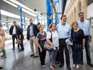 Rajoy y Xavier García Albiol en el aeropuerto con Sánchez de fondo