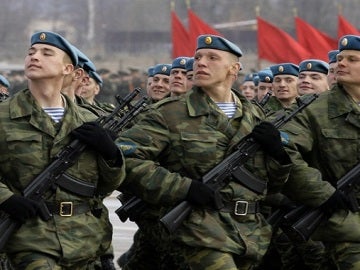 Soldados rusos desfilando