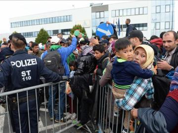 Refugiados hacen cola en la frontera entre Hungría y Austria, 