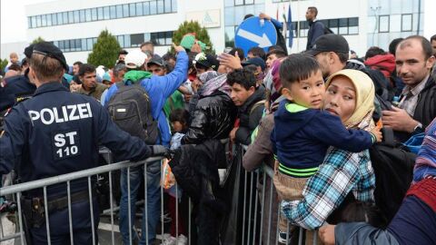 Refugiados hacen cola en la frontera entre Hungr&iacute;a y Austria, 