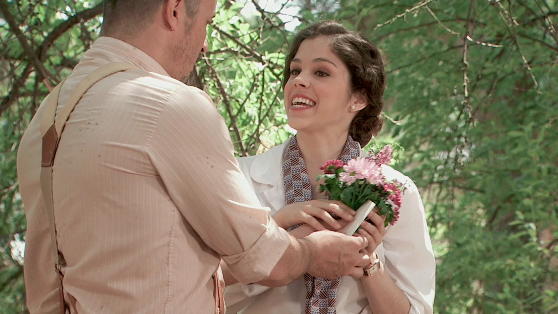 Alfonso regala flores a Hortensia