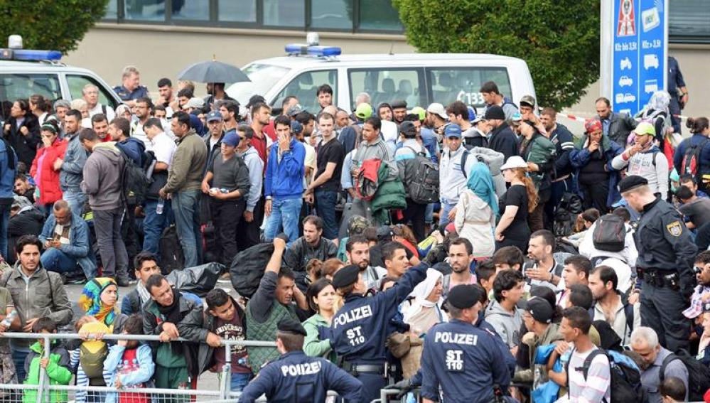 Refugiados hacen cola en la frontera