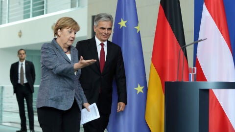 Werner Faymann y Angela Merkel tras la reuni&oacute;n