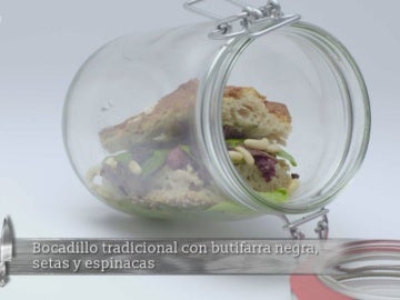 Bocadillo tradicional con butifarra negra, setas y espinacas