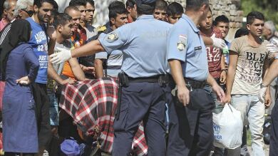 Hungría cierra la frontera con Croacia para detener la llegada de refugiados