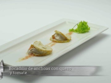 Bocadillo de anchoas con queso y tomate