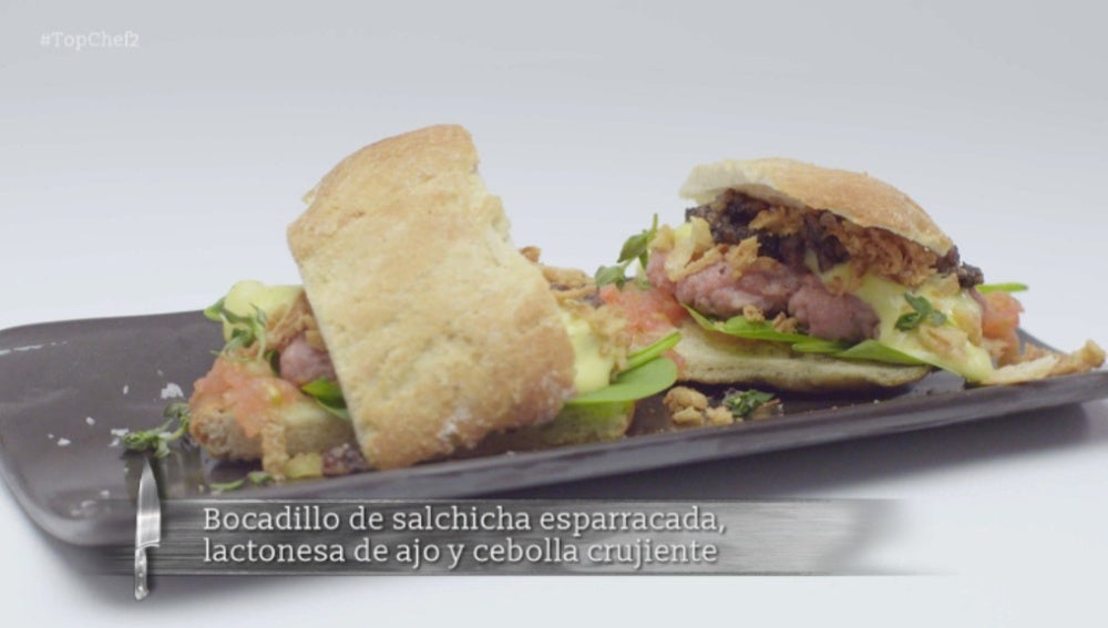 Bocadillo de salchicha esparracada, lactonesa de ajo y cebolla crujiente