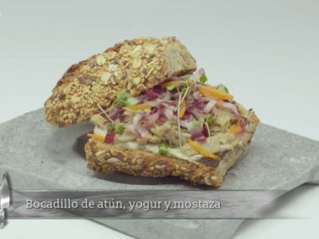 Bocadillo de atún, yogur y mostaza