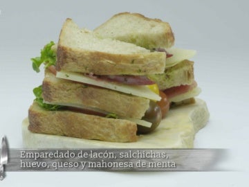 Emparedado de lacón, salchicas, huevo, queso y mahonesa de menta