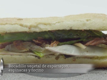 Bocadillo vegetal de espárragos, espinacas y tocino