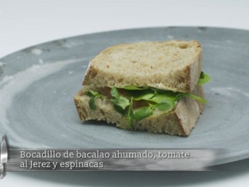 Bocadillo de bacalao ahumado, tomate al Jeréz y espinacas