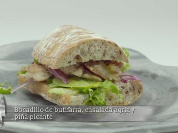 Bocadillo de butifarra, ensalada agria y piña picante