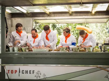 El equipo naranja hace una elaboración mexicana para una comida árabe El equipo naranja hace una elaboración mexicana para una comida árabe
