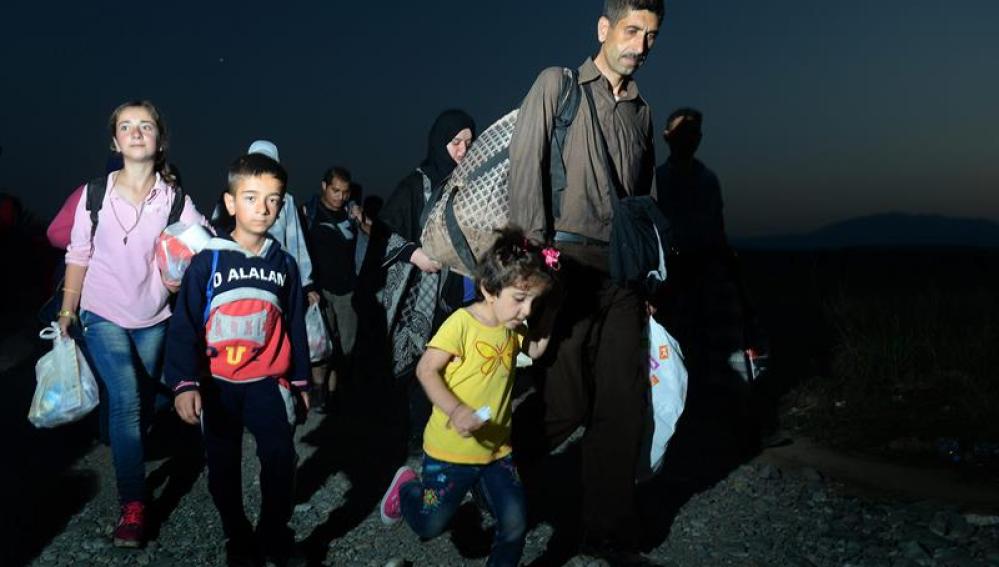 Refugiados caminan con rumbo Europa