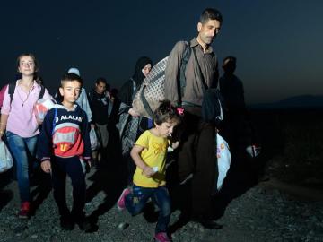 Refugiados caminan con rumbo Europa