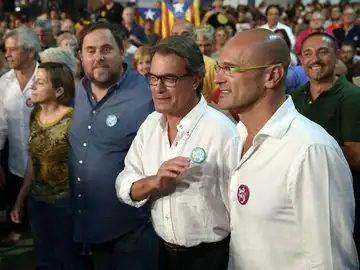 Artur Mas junto a Raül Romeva y Oriol Junqueras en un acto. Artur Mas junto a Raül Romeva y Oriol Junqueras en un acto.