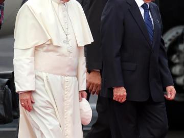 El papa Francisco y Raúl Castro