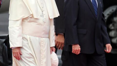 El papa Francisco y Ra&uacute;l Castro