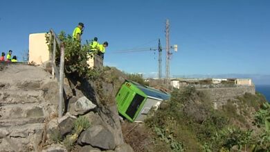 Tres personas resultan heridas tras colisionar un autobús contra un muro en Tenerife