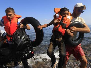 Refugiados llegan a la isla de Lesbos