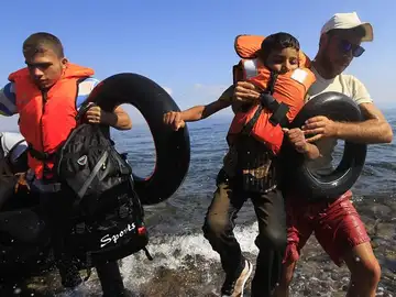 Refugiados llegan a la isla de Lesbos Refugiados llegan a la isla de Lesbos