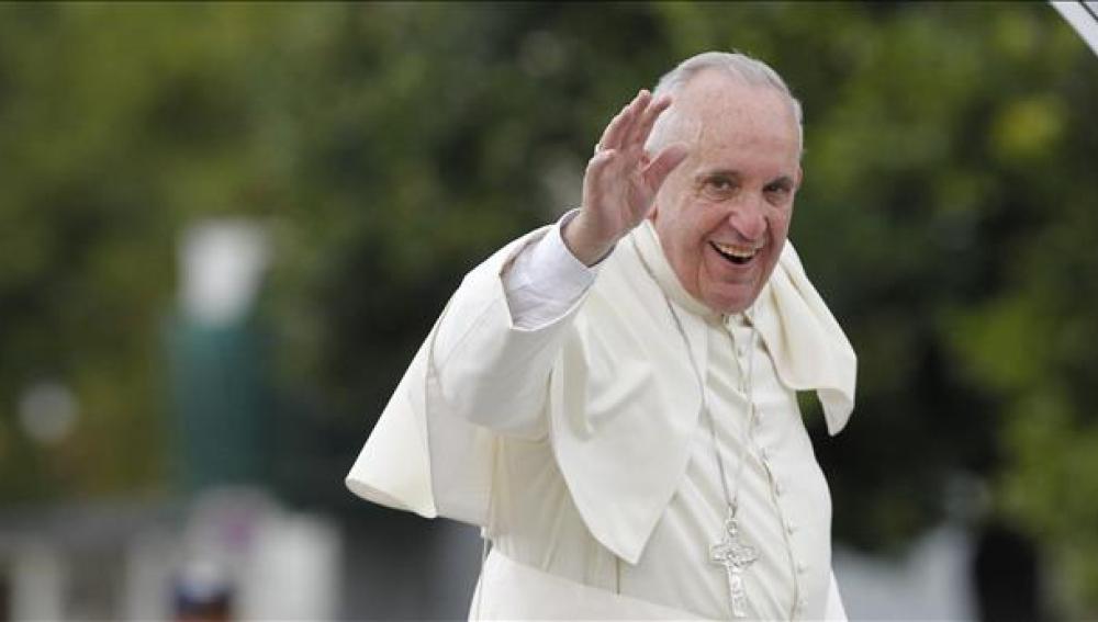 El Papa Francisco durante su trayecto hacia la Plaza de la Revolución