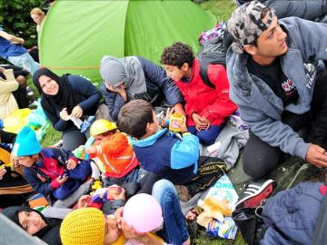 Miles de refugiados esperan en los pasos fronterizos
