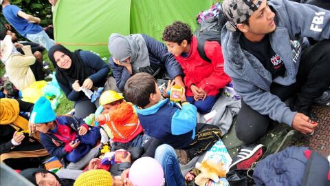 Miles de refugiados esperan en los pasos fronterizos