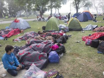 Miles de refugiados esperan su momento