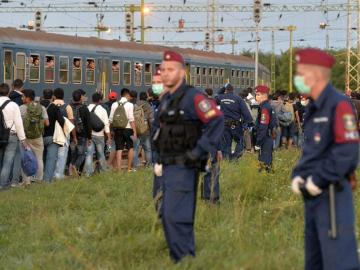 Varios policías vigilan a los inmigrantes en Hungría