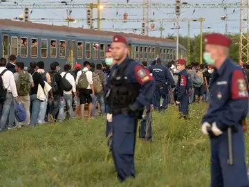 Varios policías vigilan a los inmigrantes en Hungría Varios policías vigilan a los inmigrantes en Hungría