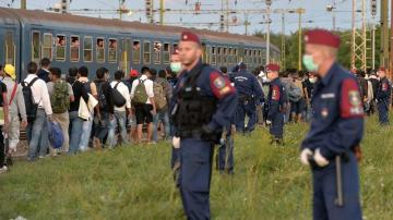 Varios policías vigilan a los inmigrantes en Hungría