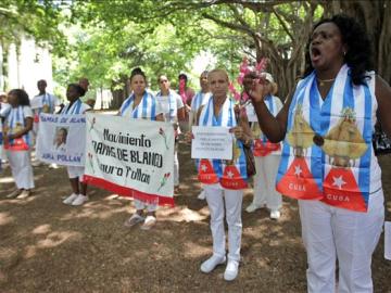 Un grupo de disidentes cubanos participa en una manifestación contra el Gobierno
