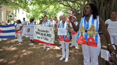 Un grupo de disidentes cubanos participa en una manifestaci&oacute;n contra el Gobierno