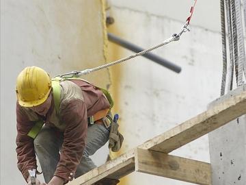 Vista de un trabajador de la construcción con un arnés de seguridad