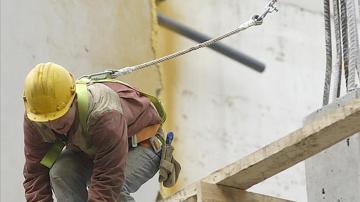 Vista de un trabajador de la construcción con un arnés de seguridad