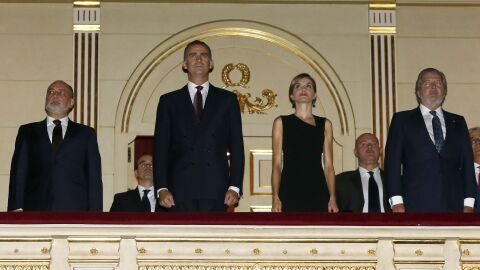 Los Reyes asisten al estreno de la temporada en el Real