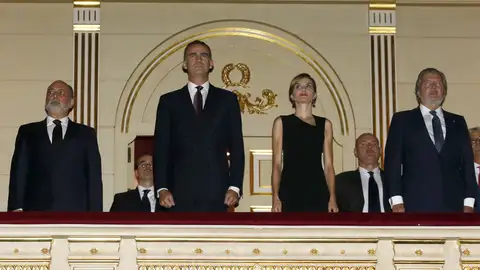 Los Reyes asisten al estreno de la temporada en el Real Los Reyes asisten al estreno de la temporada en el Real