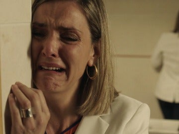 Carmen llora por la muerte de su hija Ainhoa