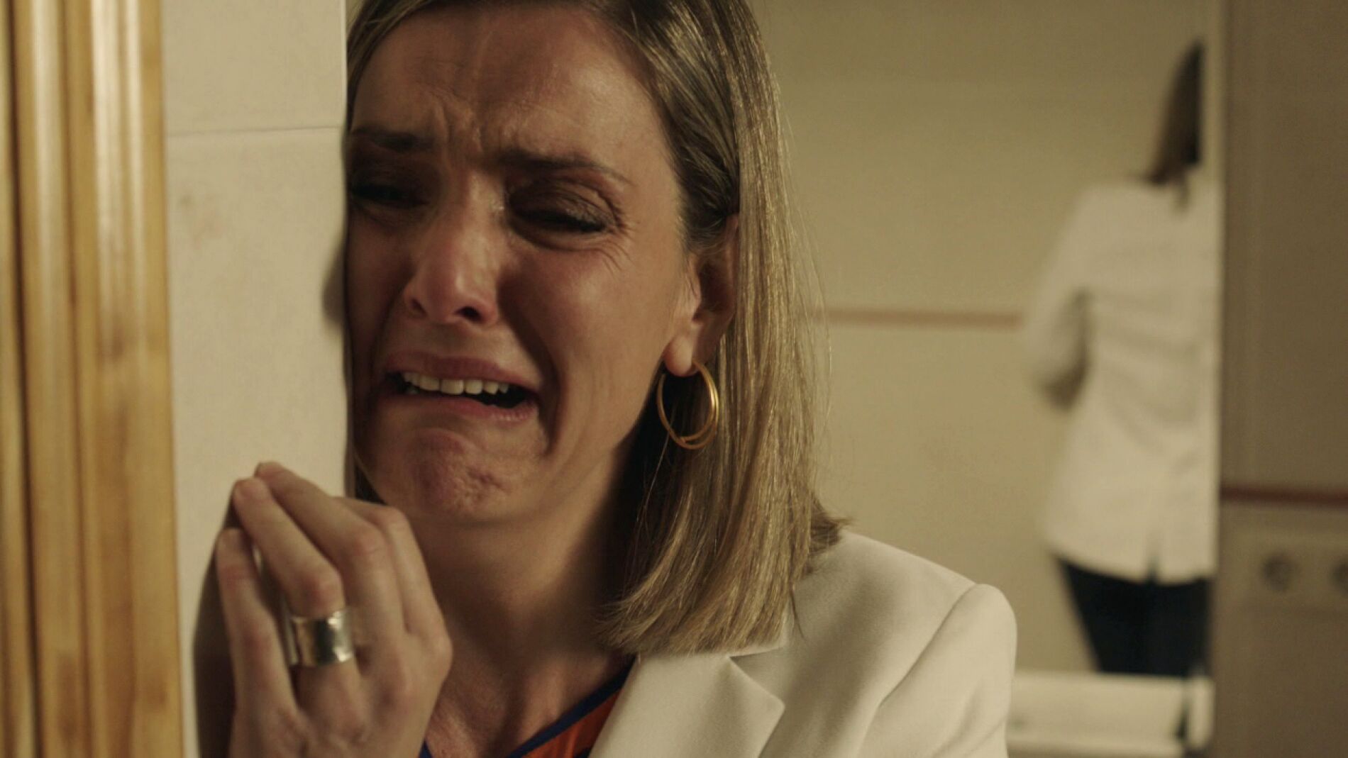 Carmen llora por la muerte de su hija Ainhoa