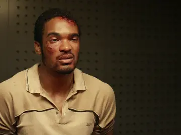 Héctor interroga a Kaled Héctor interroga a Kaled