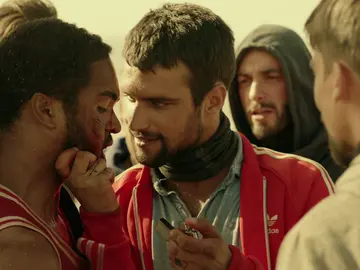 Los jóvenes tratan de quemar a Kaled Los jóvenes tratan de quemar a Kaled