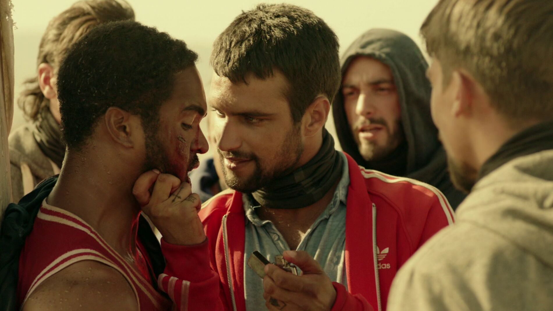 Los j&oacute;venes tratan de quemar a Kaled