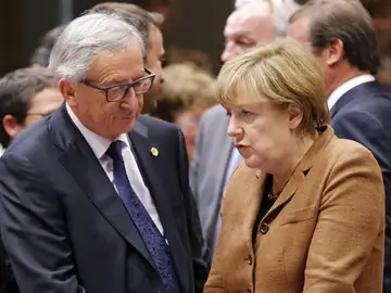 El presidente de la Comisión Europea, Jean Claude Juncker, conversa con la canciller alemena, Angela Merkel El presidente de la Comisión Europea, Jean Claude Juncker, conversa con la canciller alemena, Angela Merkel