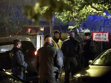 Miembros de la Guardia Civil registran el domicilio del presunto etarra Miembros de la Guardia Civil registran el domicilio del presunto etarra