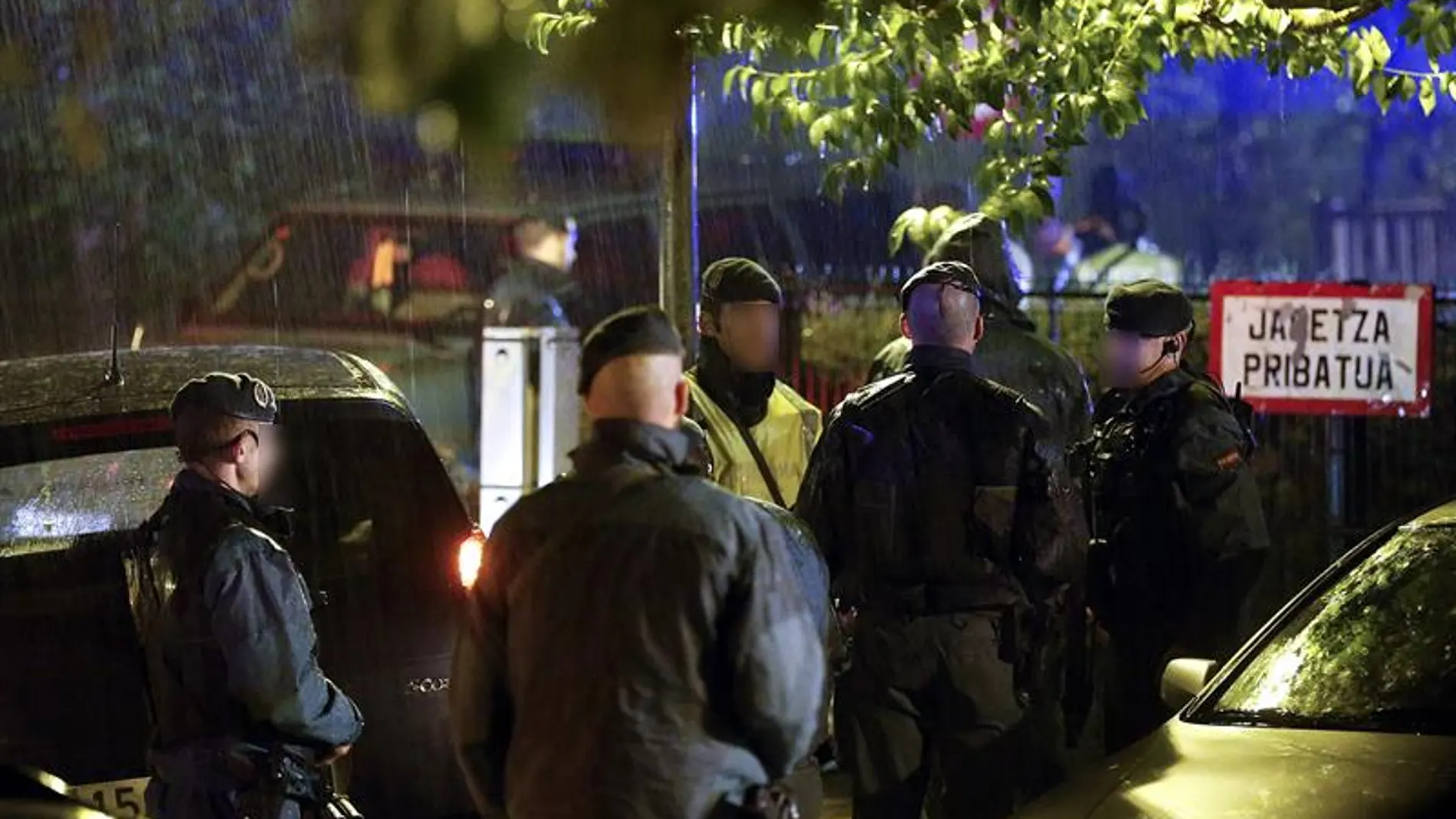 Miembros de la Guardia Civil registran el domicilio del presunto etarra Miembros de la Guardia Civil registran el domicilio del presunto etarra