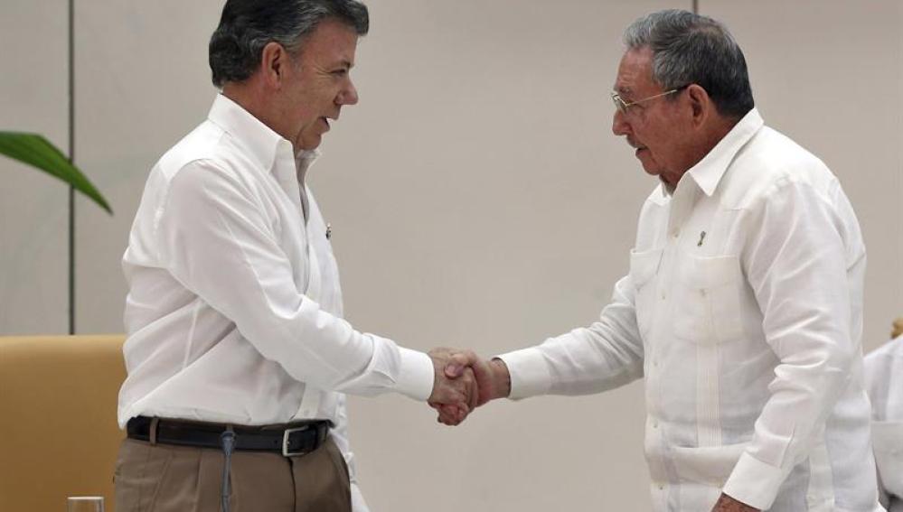 Santos y Timochenko se dan la mano durante su encuentro en La Habana