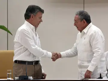 Santos y Timochenko se dan la mano durante su encuentro en La Habana Santos y Timochenko se dan la mano durante su encuentro en La Habana